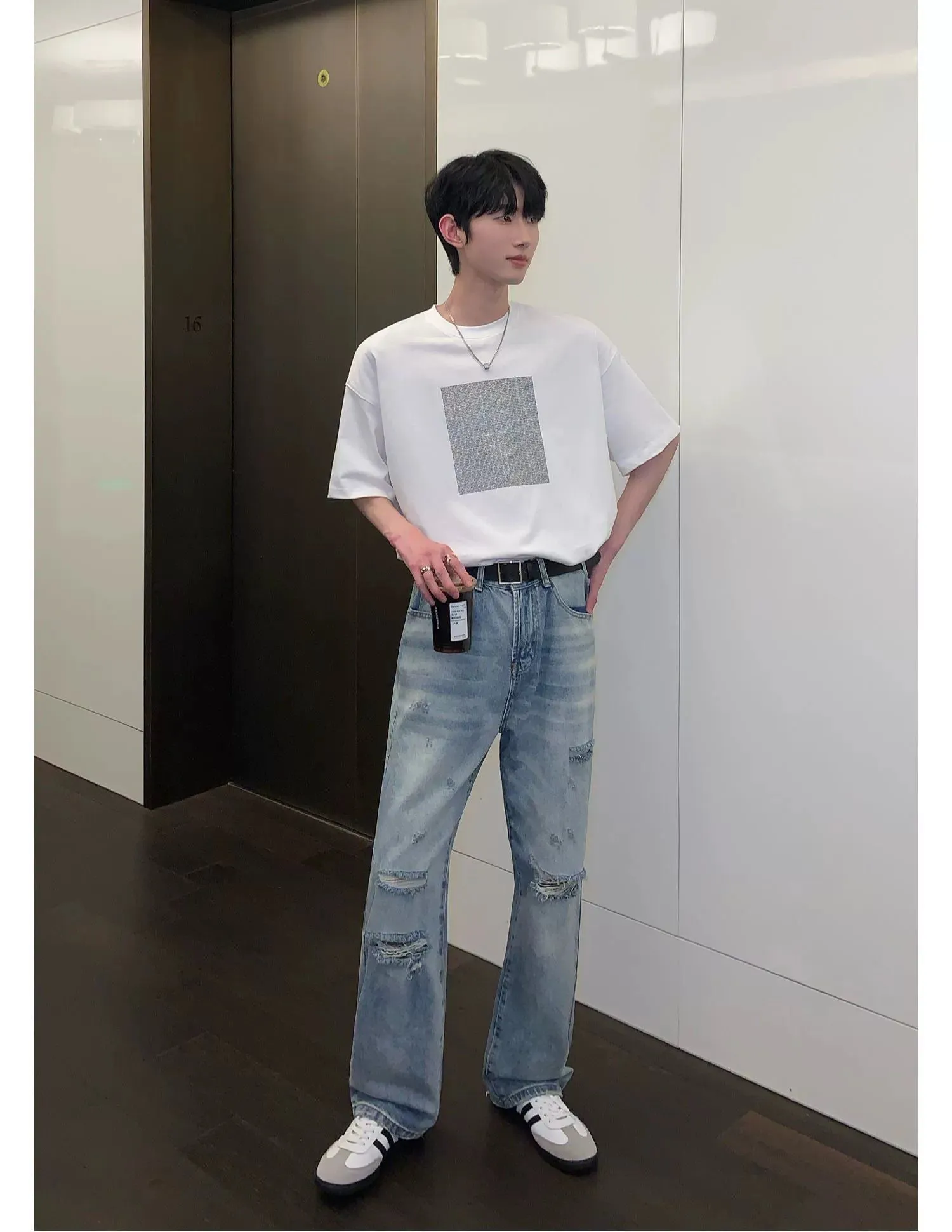 Cui Distressed and Ripped Knee Jeans